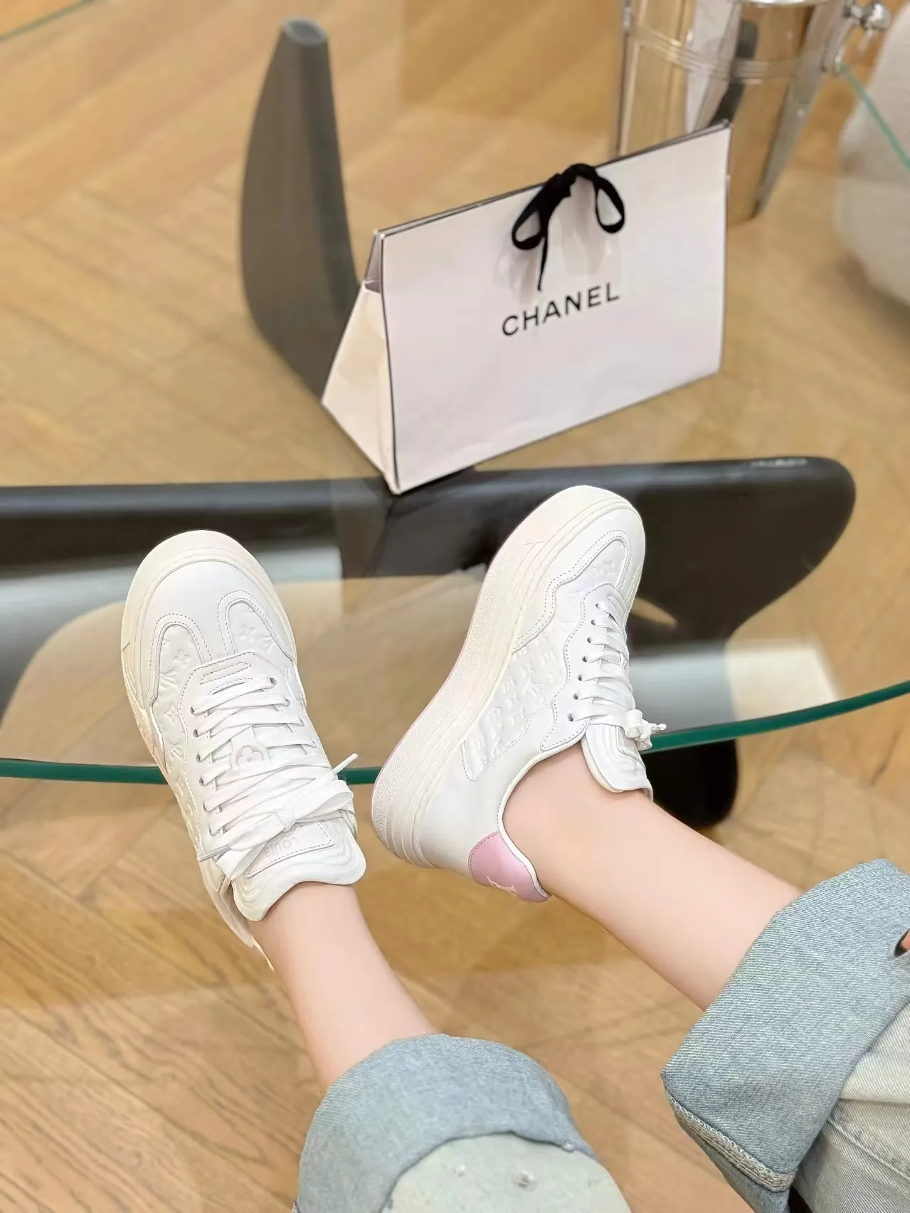 👟👟Ex-factory price 620👟👟Men's size +10 Same style for men and women🔥🔥𝐋𝐕 𝐃𝐢𝐬𝐜𝐨𝐯𝐞𝐫𝐲 2024 new sports shoes thick sole casual ❗️❗️ original purchase development and production LV Discovery lace-up shoes were unveiled at Louis Vuitton's fourth show. They are made of technical mesh fabric and metallic synthetic materials to create a streamlined design. Brand elements embellish the upper and lightweight rubber outsole, with technical shoelaces. Fabric: Original imported cowhide + technology mesh Inner lining: Original customized breathable mesh Sole: Original molded ultra-light rubber foam material Bottom thickness: 5.5CM Size: Women's 35-41 (41 customized), Men's 39-46, (45-46 customized)